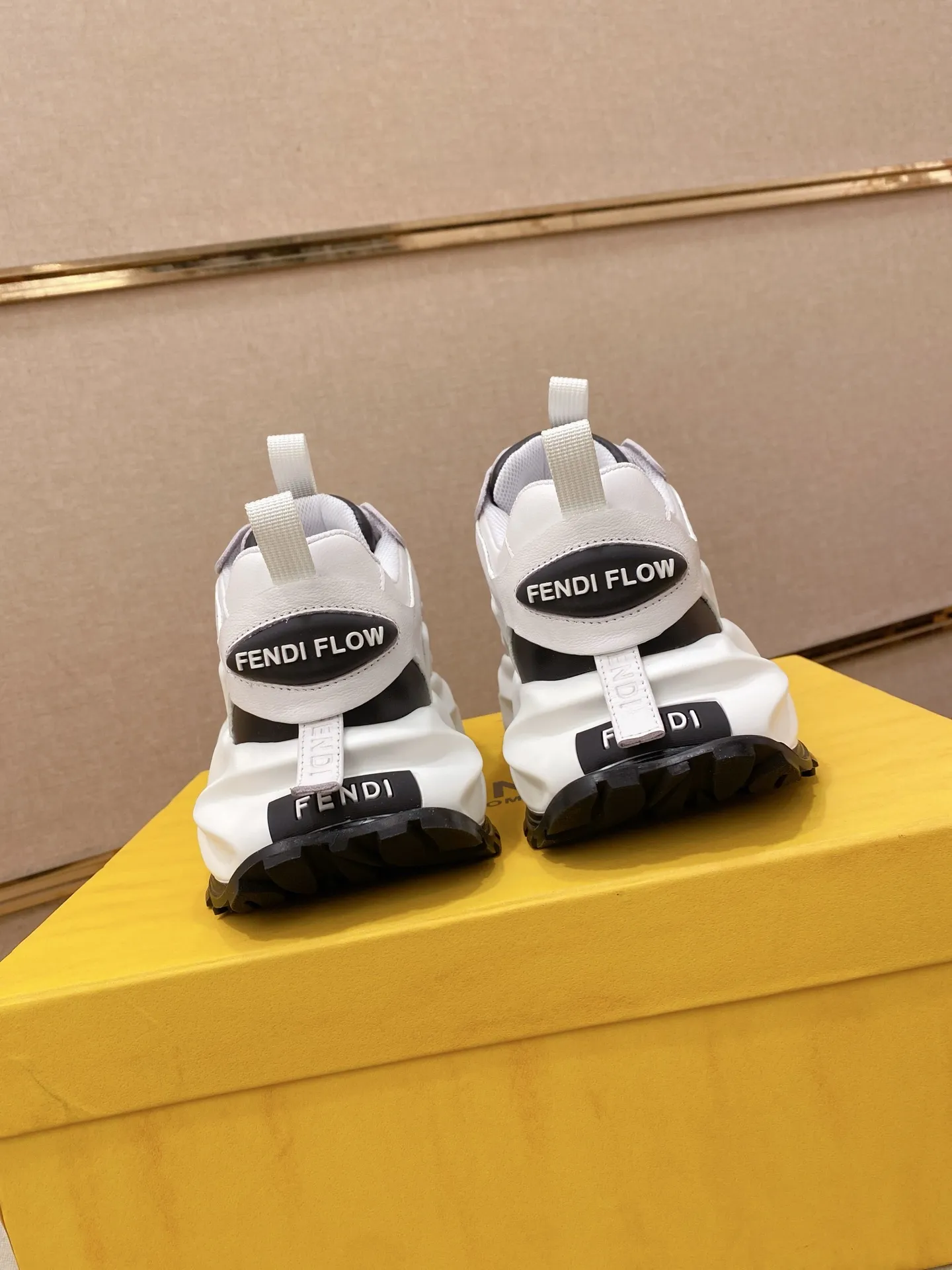 Factory price 580💰 FENDI new model (Fendi) official website 1:1 copy 👊🏻Upper 🇮🇹Imported cowhide🇩🇪Inside imported breathable mesh lining. The original outsole is molded to reflect the identity of every man, and the upper foot is elegant and stable🚶🏻🚶🏻The high-end custom counter original replica📯The shoe last remains unchanged regardless of wind and rain, and can withstand the verification of time🔍️,🔵 Size: 39-45. Can be customized 38-46 non-refundable and non-exchangeable!
